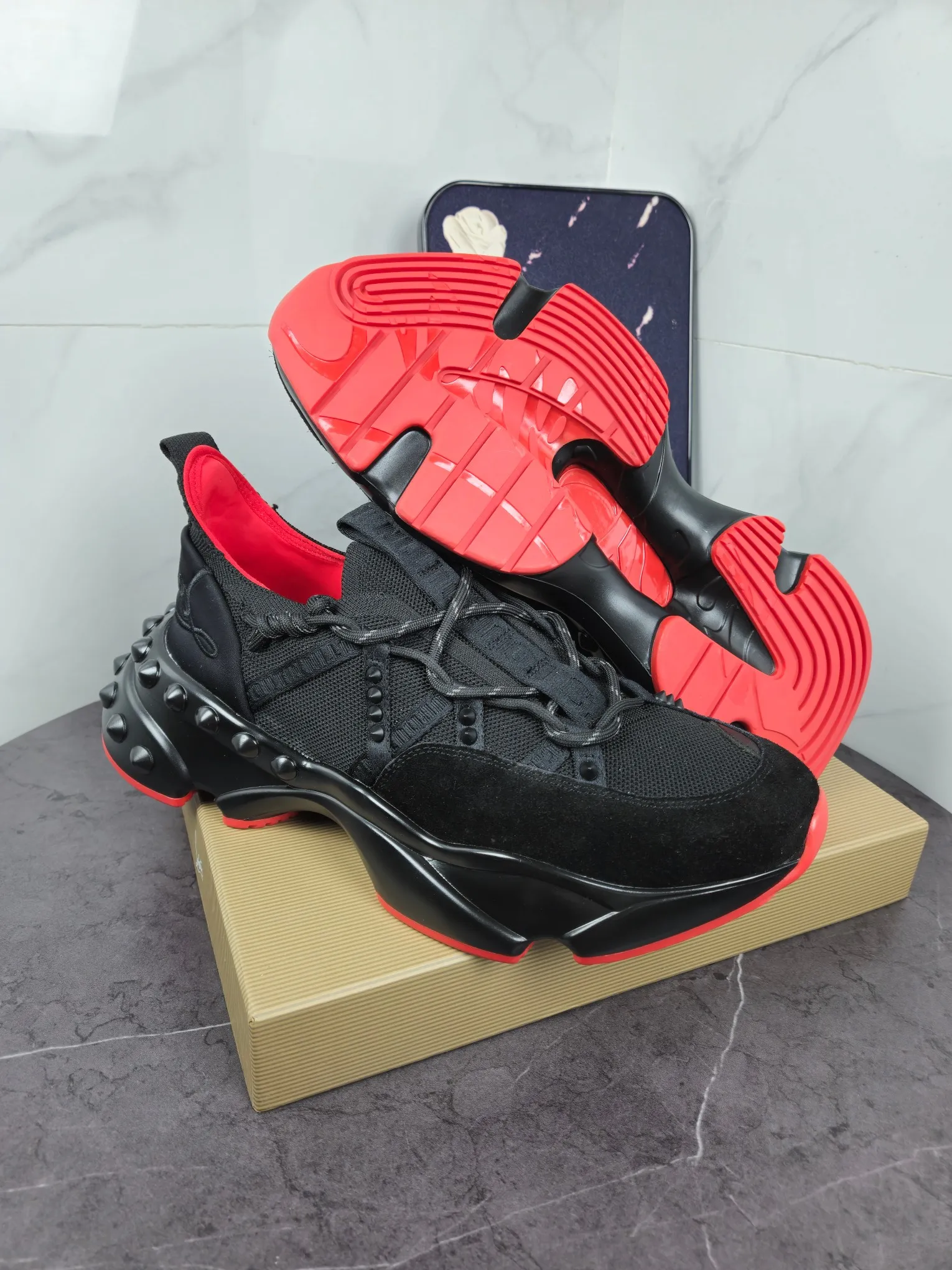 Men's shoes 💰700 Fashionable brand Chri*stian loubou*tin original single item New CL red-soled shoes latest series for casual couples, uppers are made of imported Lycra + high-density breathable fly weave, environmentally friendly high-elastic suction mold feet will never delaminate, the outsole is made of super non-slip and wear-resistant PU + vacuuming Two-color combination Size: Female 35-43 Male 38-47 Comes with a handbag, card, shoehorn "full package